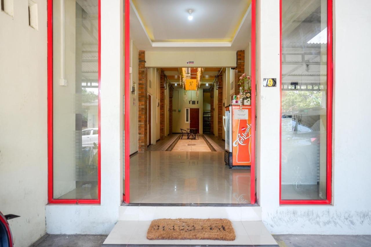 Reddoorz Near Bandara Ahmad Yani Semarang Hotel Exterior photo