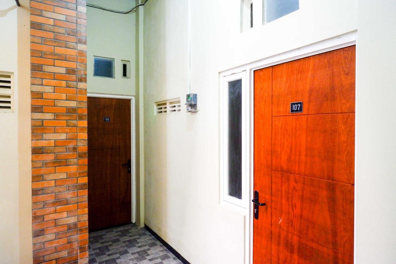 Reddoorz Near Bandara Ahmad Yani Semarang Hotel Exterior photo